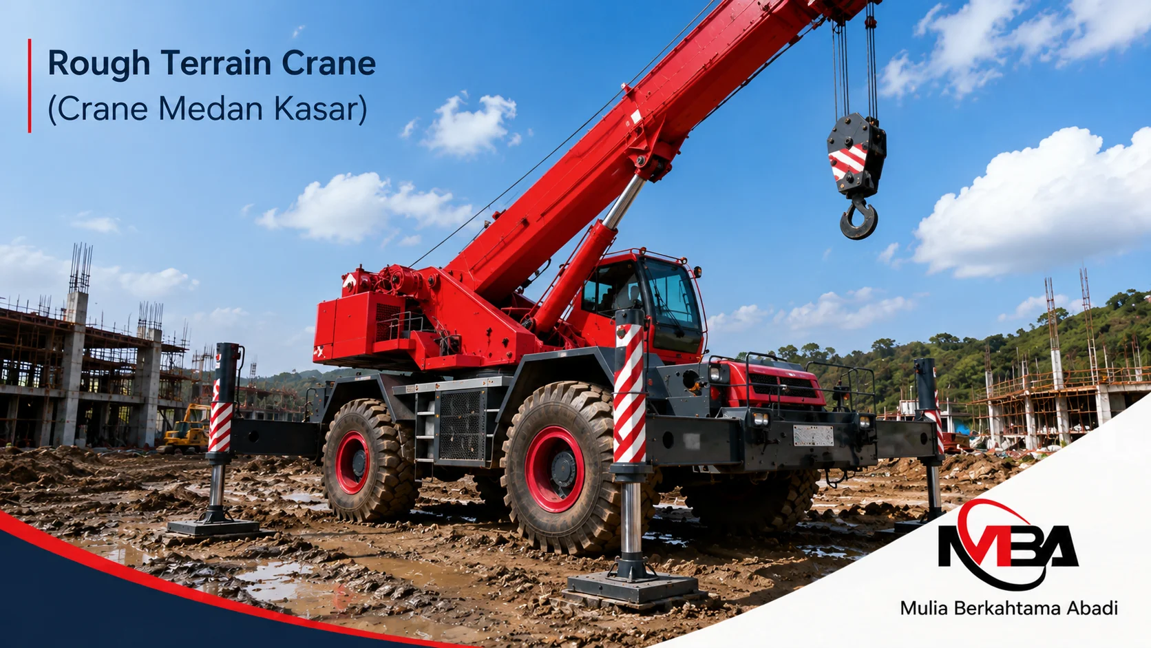 Rough terrain crane beroperasi di medan berlumpur dengan ban besar dan outrigger untuk menjaga stabilitas.